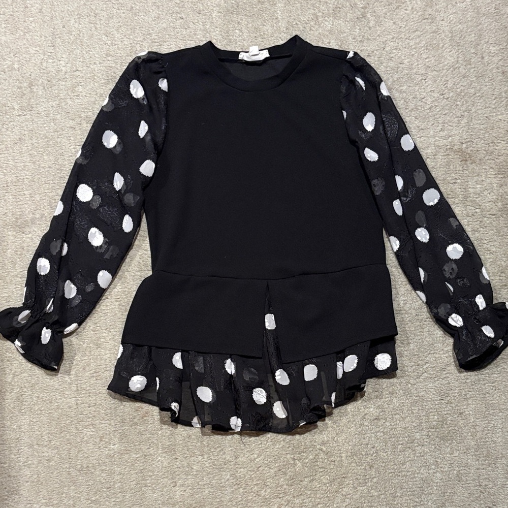 Zoey & Leelo black & white polka dot top S
